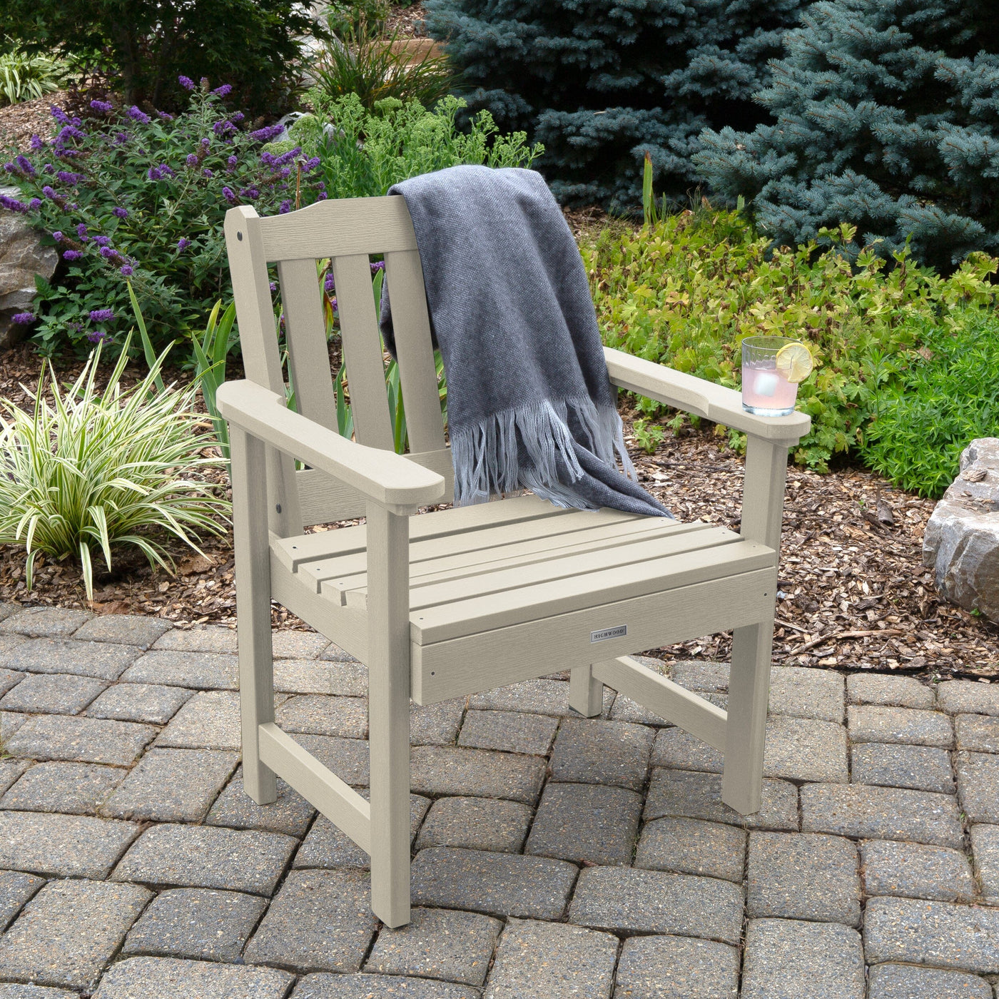 Beige Lehigh garden chair with blanket